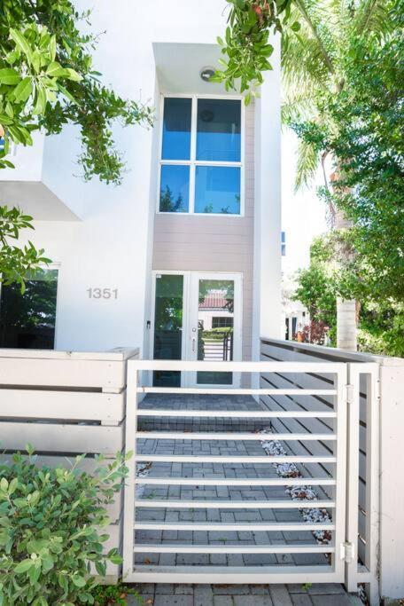Across The Ocean Few Steps To Beach Contemporary Three Bedroom Townhouse Pompano Beach Exterior foto